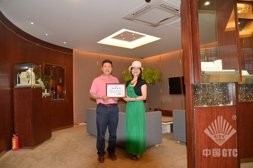 广东省低碳产业技术协会副秘书长李丹颁发“捐赠证书”给郭主任